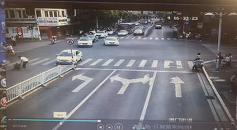 辅警闯红灯扶起96岁倒地老人